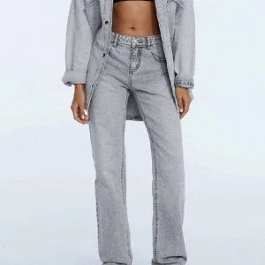 Gråa jeans  - Säljer dessa jättefina gråa jeans i 32 från pull&bear, därför att de inte kommer till andvändning längre. Andvänd några få gånger.🤍