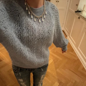 Mango tröja - Super snygg stickad tröja från mango! Stolek M men passar mig som brukar ha S🤍😁