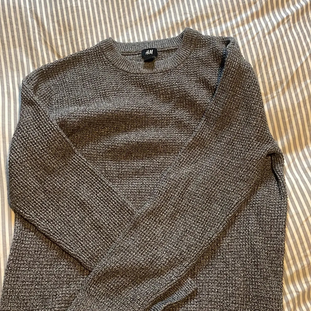 En snygg och trevlig tröja från H&M  Vill minnas att den kostade 399:- ny, knappt använd.  Storlek S men sitter mer som en medium.. Stickat.