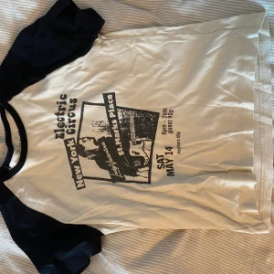  Brandy melville t-shirt (graphic) - Snygg brandy melville top i svart och vit med print. lite cropped men inte för mycket. jättebra skick och inte använd för mycket. Bekäm och bra kvalitet. Passar bäst som S fast kan även passa som M.