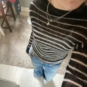 Weekday randig stickad topp - Snygg randig topp från weekday som passar till allt