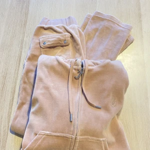 Juicy couture set - Stl S  En knapp går ej att knäppa men såklart inget som syns