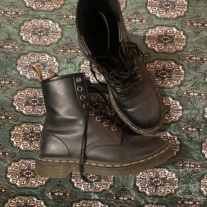 Dr. Martens - I mycket bra skick! Finns någon slitning som man kan se på bild 2 men annars skulle jag säga att dom är som nya! Köpt på sellpy men dom va för små):