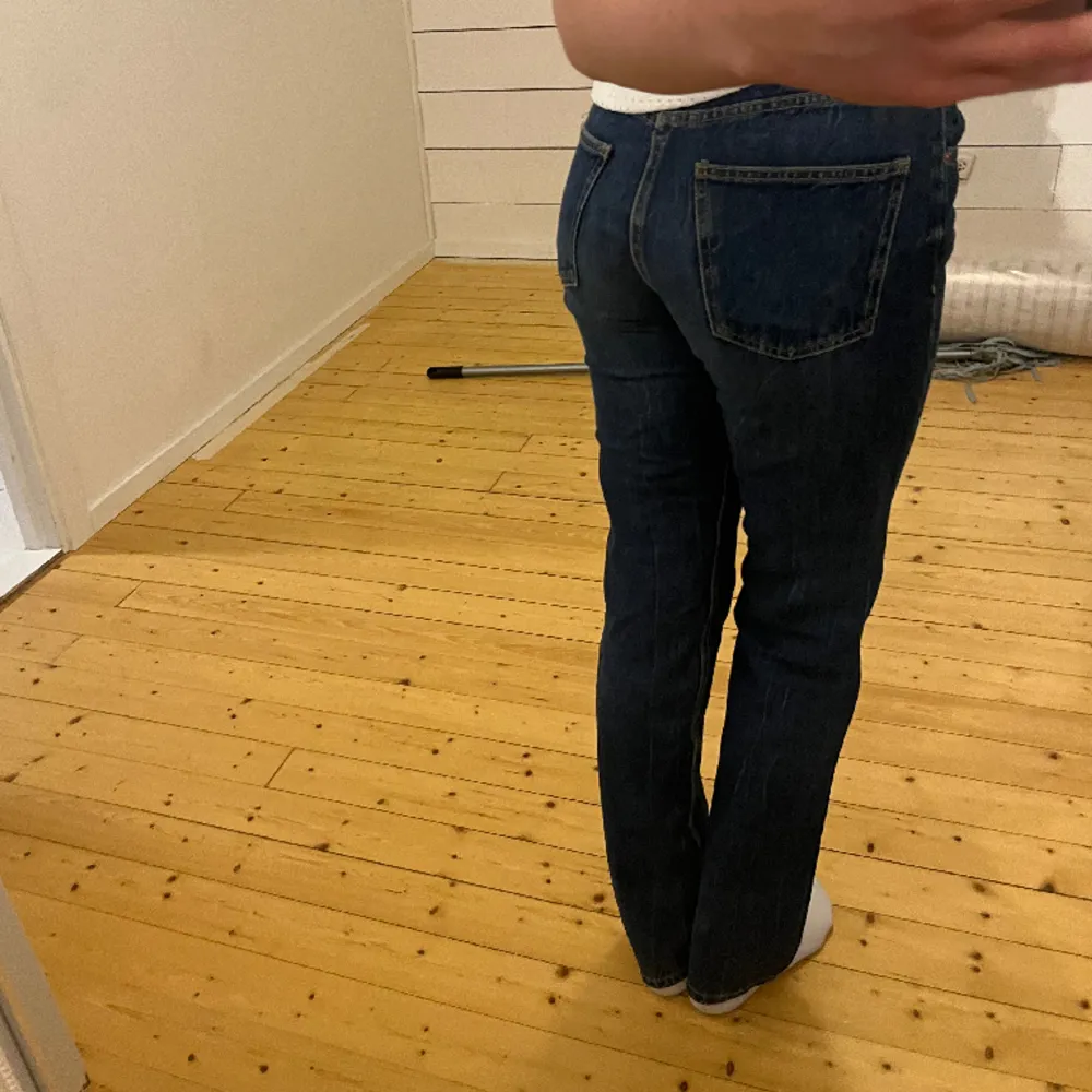 Supersnygga mörkblå jeans från zara som tyvärr inte kommer till användning då jag har för många… strl 36 men skulle säga att de passar en större 34/mindre 38 också❤️❤️. Jeans & Byxor.