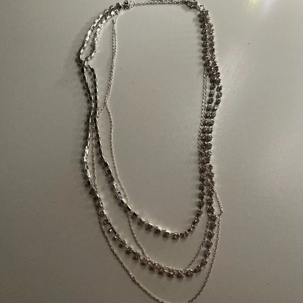 Ett super fint fest halsband i silver! Passar till alla outfits och är lite olika längder på kedjor som alla sitter i samma spänne! Verkligen jättefint!. Accessoarer.