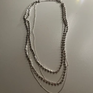 Halsband  - Ett super fint fest halsband i silver! Passar till alla outfits och är lite olika längder på kedjor som alla sitter i samma spänne! Verkligen jättefint!