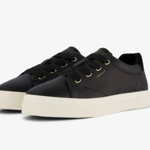 Gant sneakers  - Säljer dessa jättefina sneakers från gant i storlek 39 som är köpta för ca 1 år sedan men är knappt använda. De är köpta för 1200 kr och säljer för 650. Skriv gärna vid frågor! Pris kan diskuteras 