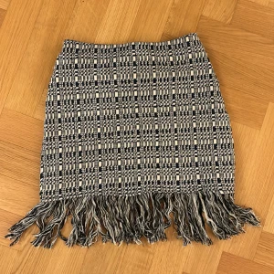 Kjol med fransar  - Blå/vit kjol med fransar 