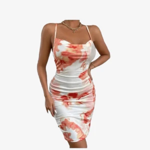 Fin klänning med snörning i ryggen - Vit klänning med öppen rygg och snörning i ryggen. Sitter så fint på kroppen! 