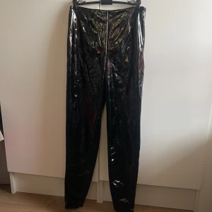 Lackbyxor - Haft på fest 2 gånger. Bra skick. Sitter tight på kroppen. Låter som kramsnö, völdigt mysigt. Från missguided, storlek 34.