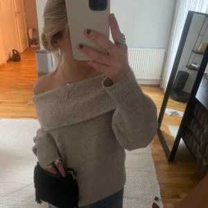 Stickad tröja  - Säljer denna snygga stickade tröjan ifrån Hm💖Tröjan är i toppen skick!🌸 Skriv vid funderingar eller frågor.  Storlek: S