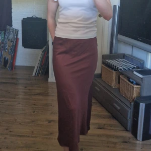 Kjol - Gammelrosa kjol som sitter så fint! Fint skick💕