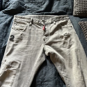 Dsquared 2 jeans grå - Säljer mina dsquared2 jeans för jag råka köpa fel storlek, det finns inga skador på jeansen och dom är aldigrig använda, ny pris 7000 mitt pris 2000 pris är inte huggit i stan