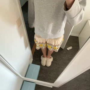 Zara kort kjol - Säljer denna fina zara kort kjolen med innbygda shorts, jag köpte dej för ett år sedan men den har inte kommit till så mycket andvändning på senaste. Stoleken är 164 men jag skulle säga xs-s