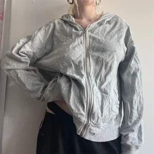 Hoodie - I tunnt material, inte för varm❤️