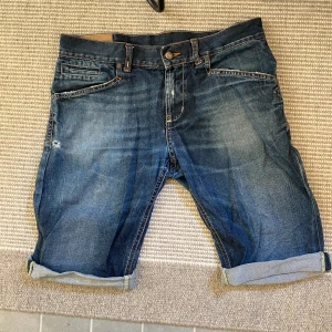 Dondup shorts  - Tjena, säljer ett par dondup shorts i storlek 164 i modellen ”ABEL”. Dondup loggan saknas på shortsen och dem är även i slitet skick, men fortfarande snygga! Det finns även vissa små hål i shortsen som inte finns med på bild. Säljs i befintligt skick