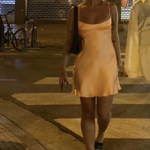 Svart satin klänning zara  - Säljer min svarta satin klänning ifrån zara. Storlek L men är liten i storleken så passar M/S.(lånad bild)