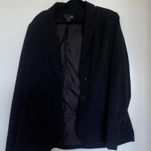 Svart kavaj - Jättefin kavaj från H&M, endast använd ett fåtal gånger. 
