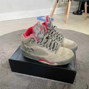 Jordan 5 camo - Tjo tjo! Säljer mina Jordan 5 Retro P51 Camo i St 43 men passar lite större. Jag köpte dessa i 2022 och allt og följer med! Kvitto, låda och extra snören! Dom är 8/10 och perfekt nu till sommaren! Skriv för mer frågor!
