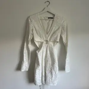  Säljer denna otroligt fina vita klänning från Gina Tricot. Aldrig använd. Säljer pga den är lite för liten för mig. stolek 34. Hör av er om ni undrar någonting :)