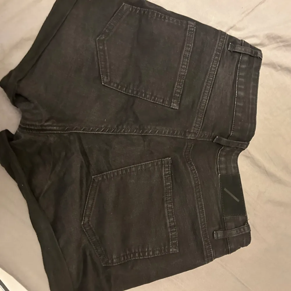 Svarta jeansshorts från carlings i storlek m.. Shorts.