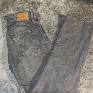 Relaxed Fit J&J Jeans - Hej, säljer ett par relaxed gråa jeans från jack and jones. De är storlek 31/32 men de sitter löst så de kommer sitta bra på folk som vanligtvis kör 32 eller 33 i midja. Hör av er om ni har frågor!