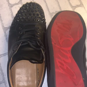 Säljer gamla loubs  - Använda sen 2020, de är i väldigt bra skick för priset. Lite sönder där framme men en skomakare kan lätt fixa det. Vid frågor kontakta bara mig!