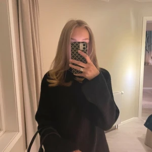 Stickad tröja hm  - Säljer denna super fina stickade polo tröjan från H&M. Använd få gånger  I strl S  