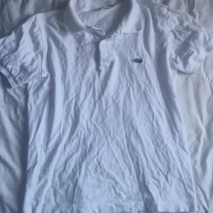 Lacoste Piké - Lacoste piké som är pefekt till sommaren, storlek S men sitter mer som xs. Säljer för den inte passar mig. Köppt för 700kr mitt pris 300kr