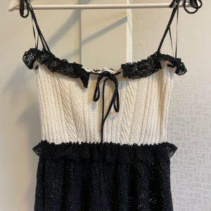 Linne från Zara - Linne från Zara som man knyter över axlarna! Använt 2 gånger och säljer för det inte kommer till mer användning 🖤