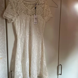 Klänning - Helt oanvänd klänning med prislapp kvar. Storlek S 