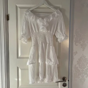 Gullig vit klänning - Säljer denna fina klänning köpt av en annan säljare här på Plick! Klänningen är i nyskick!💓 Skicka för fler bilder eller frågor🙌
