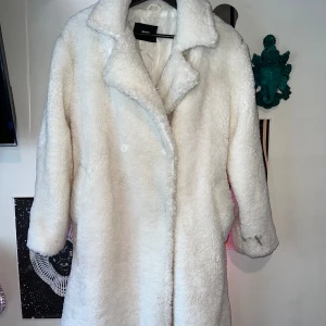 Pälsjacka från BikBok  - Fluffig och skön päls-ish vit kappa.  Varm nog för vår och höst men går och styla den med varma tröjor på vintern också :)   Större än den verkligen är. Jag är storlek M och jacka verkar sitta bra på mig, inte tajt alls för storlek XS som det står. 