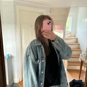 Oversized jeansjacka - Storlek S men oversized, nytt skick men kan vara aningen smutsig