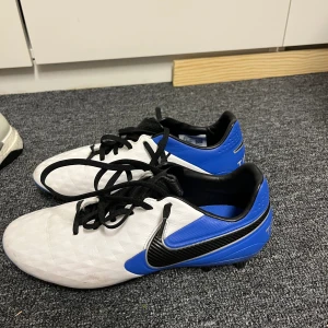 Nike Tiempo Fotbollskor - Säljer dessa Nike tiempo skor i storlek 42, de är i väldigt bra skick och till för spel på konstgräs!