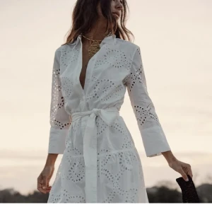 Vit zara klänning  - Köpte den och insåg att den var för liten. Prislappen finns kvar. 