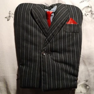 ??? - Någon sak man kan sätta på glasflaskor Idk