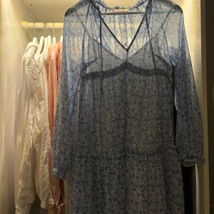 Sommarklänning  - Klänning perfket till midsommar!! Använd få gånger! Säljer för 199kr, storlek 34