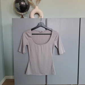 Grå ribbad topp med urringning strl XS  - Knappt använd, fint skick. Missa inte mina andra annonser ❤️