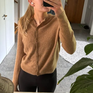 Brun kofta - Säljer denna sköna kofta inköpt på second hand❤️fint skick! Skulle säga att den passar 34-36