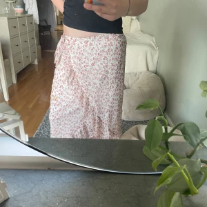 Somrig långkjol - Säljer den här kjolen med blommigt mönster. Jag är ganska kort men för mig går den ner till golvet💗