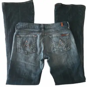 Så snygga unika lågmidjade jeans från märket ”7 For All Mankind” med ljusrosa diamanter på fickorna! Midjemått 77cm Innerbenslängd 84cm Grenhöjd 19cm