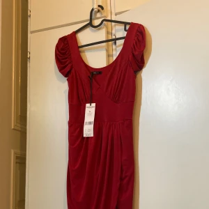 Röd klänning  - Aldrig använd.