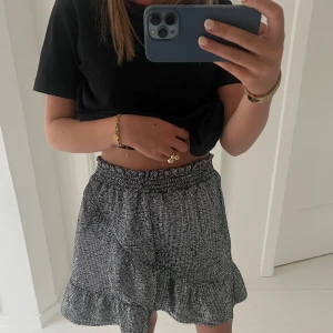 Glitter kjol - Så cool glitter kjol med volang! Funkar lika fint på sommaren som på nyår, men också att ha som en topp😊resår i midjan!