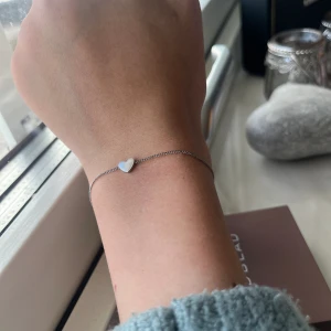 Armband  - Säljer mitt Edblad armband då jag inte får användning för det. Inte använt många gånger och är i mycket fint skick💗