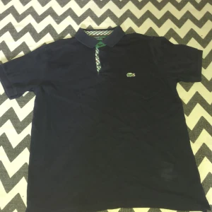 Lacoste tröja  - Storlek XL, rätt bra skick, Färgen är mörkblå 