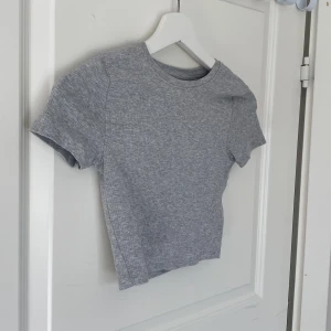 Grå magtröja 🩶 - Säljer för att den är lite för liten för mig, annars inget fel ❣️