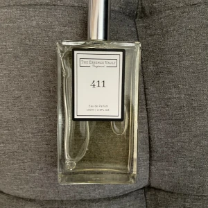 The essence vault  - 411 - lik green irish tweed. 98/100ml. Håller i 6h+. Jättefin doft till sommaren.