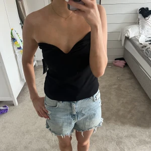 Bandeau med bygel - intressekoll på denna stilrena och jättefina bandeautoppen från NAKD. Prislapp är kvar💖 köpt för 250kr säljer för 200. skriv vid frågor!!