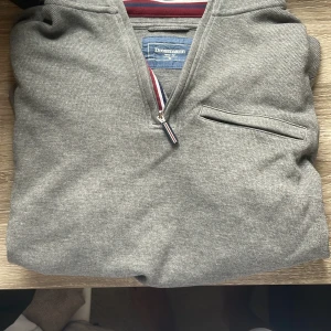 Fin dressmann half-zip  - Riktigt fin dressmann half-zip som använts sparsamt och som är redo för en ny användare. Säljer pga den har blivit för liten för mig! 